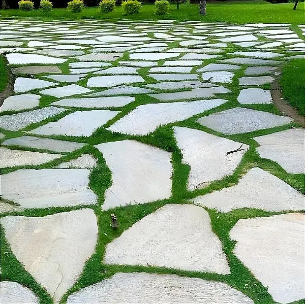 Pedra São Tomé aplicada em jardim