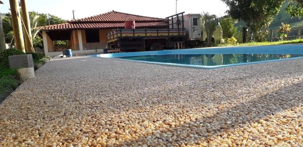 Pedrisco natural aplicado ao redor de piscina